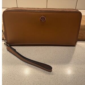Tory Burch Robinson Zip Around Wristlet Wallet Tan Leather Navy Interior Gold HW
